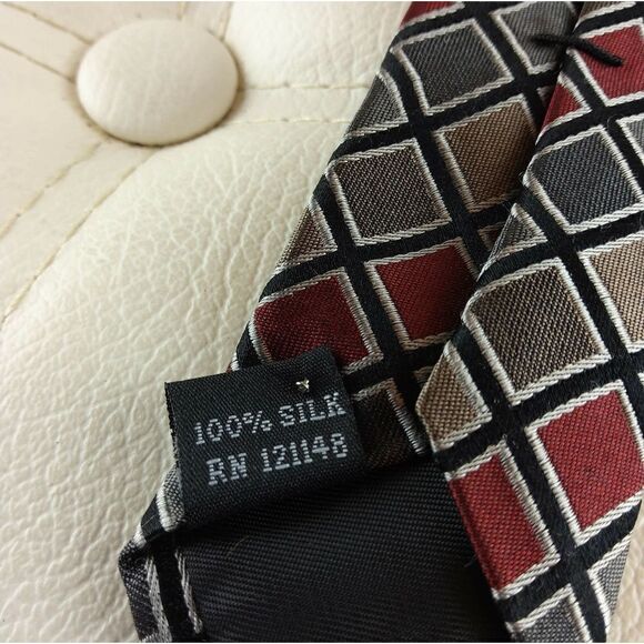 Kenneth Cole Reaction silk diamond print tie - Picture 4 of 6